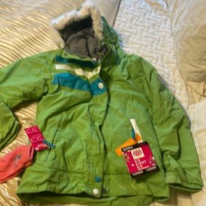 686 Girl’s XL Ski Jacket green NWT never worn can be woman’s XS/S